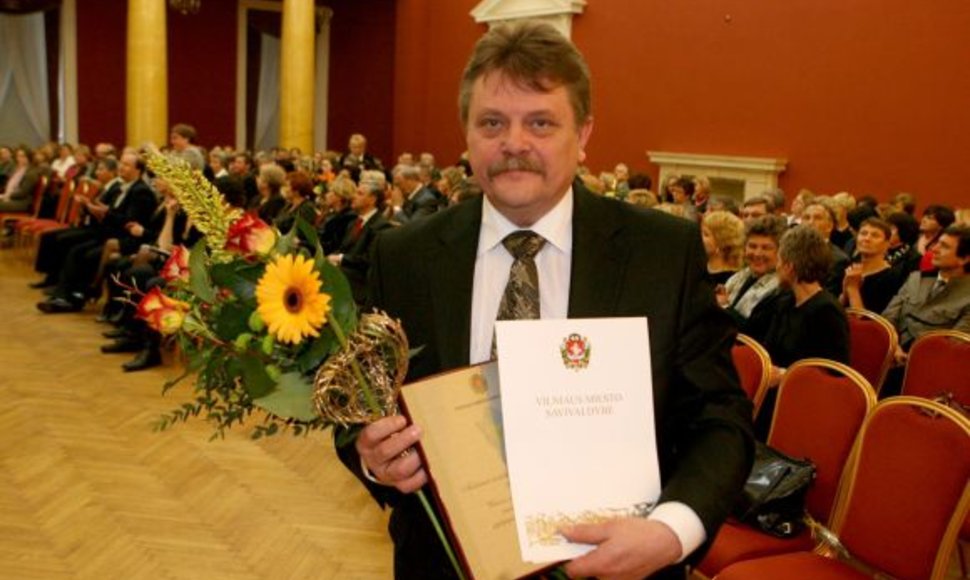 „Auksinės mediko širdies“ apdovanojimas buvo įteiktas 7-iems miesto medicinos darbuotojams. Vienas jų – Vilniaus greitosios pagalbos universitetinės ligoninės gydytojas Aurelijus Grigaliūnas.