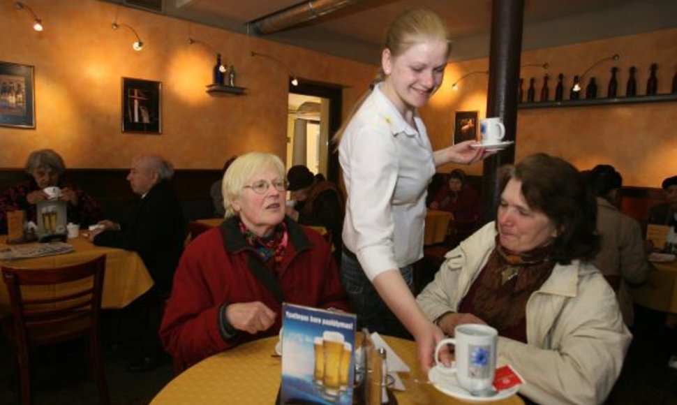 Sekmadienį „Pilies menėje“ kavą gurkšnojusi Birutė Kuliešienė (dešinėje) džiaugėsi netikėtai sutikusi savo buvusią bendradarbę.