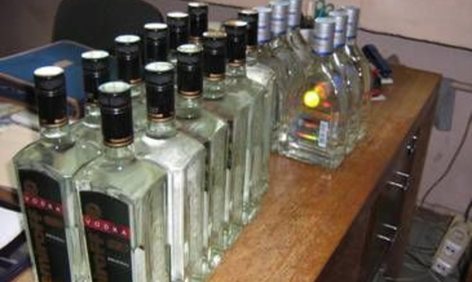 Pareigūnai sulaikė 18 litro talpos butelių degtinės „Nemiroff“ be banderolių. 