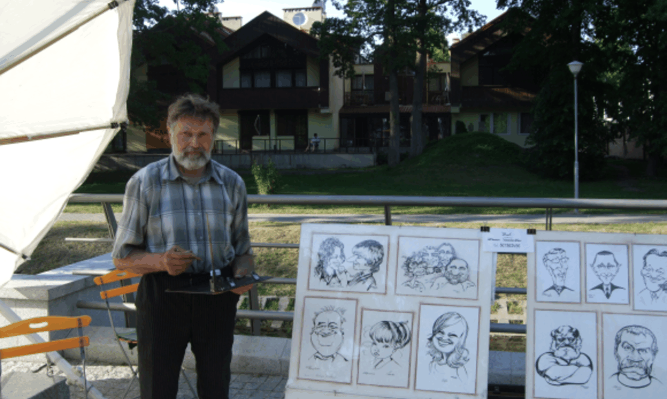 Karikatūrininkas Z.Tarakevičius piešia poilsiautojus, norinčius turėti savo šaržą.