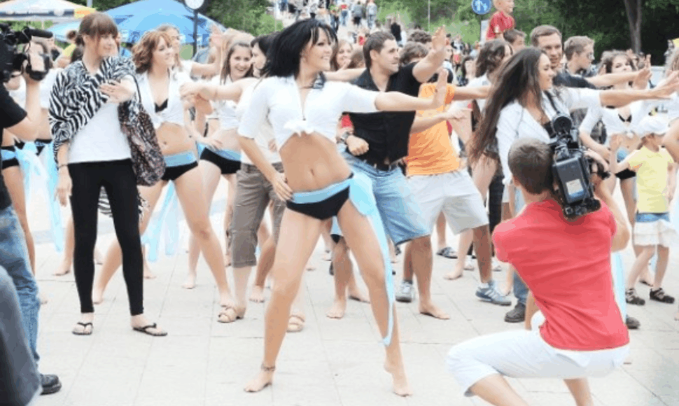 "Tina dance" šokėjos Palangoje filmavosi klipui.