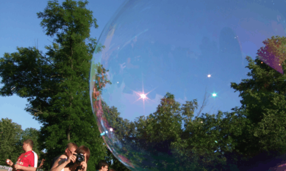 Klaipėdiečiai Atgimimo aikštėje pūtė burbulus.