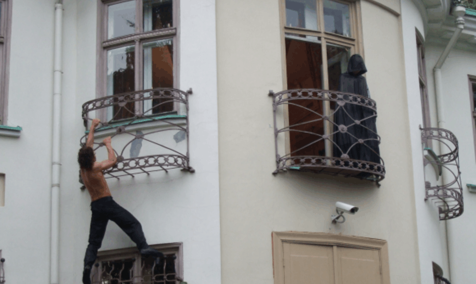 Princas ropštėsi į balkoną sutikti savo Pelenės. 
