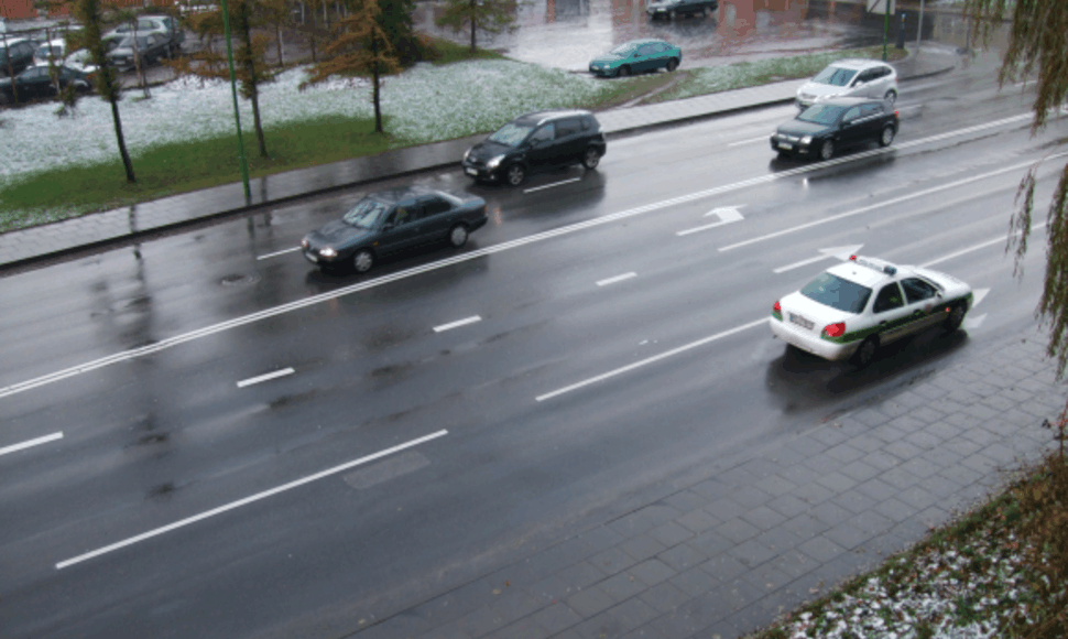 Klaipėdoje ankstyvą rytą vairuotojai turėjo būti atsargūs dėl slidžių kelių.