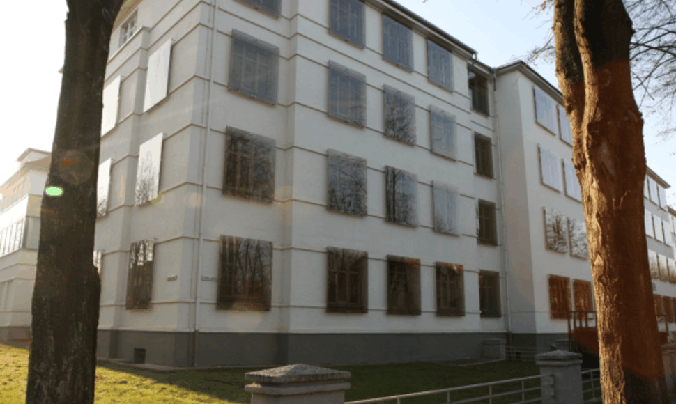 Įtarimų kelia įstiklintas Klaipėdos apskrities ligoninės fasadas.