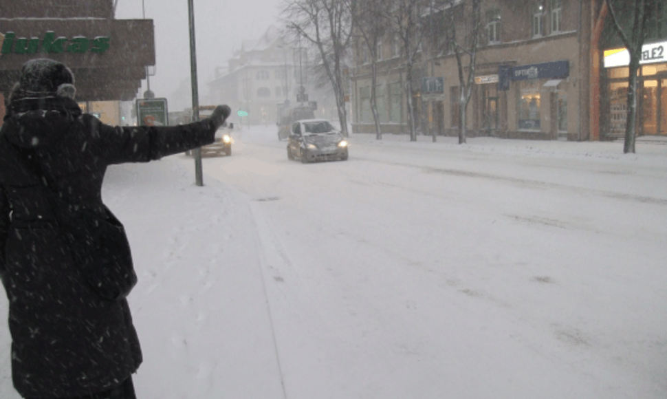 Uostamiestyje net pagrindinės gatvės nesulaukia sniego valytojų.