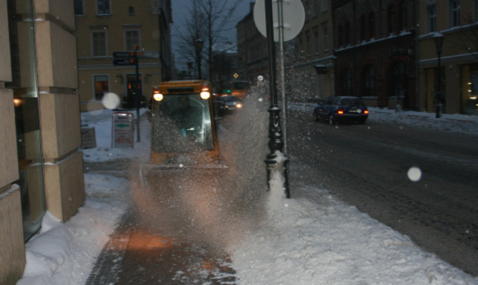 Šaligatvių valymas.