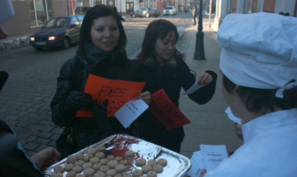 Klaipėdos jaunuoliai moterims per kovo 8-ąją dalijo sausainius ir vyrų užrašytus sveikinimus.