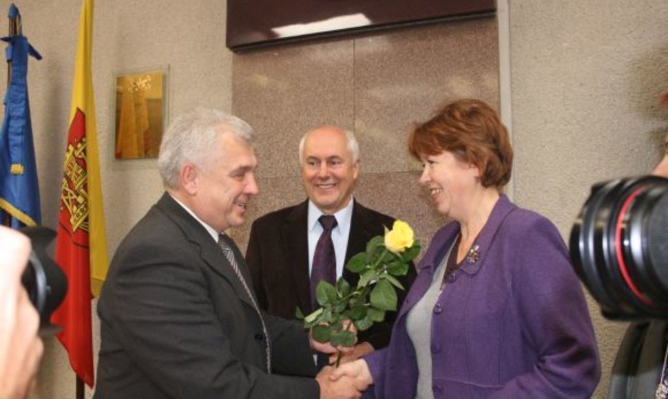 Tarp geriausių darbuotojų – Socialinio būsto skyriaus vedėja D.Netikšienė. 2010 m. spalio 11 d.