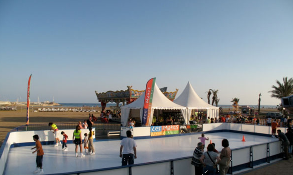 Dirbtinio ledo čiuožykla veikia ir vasarą, ir žiemą. 