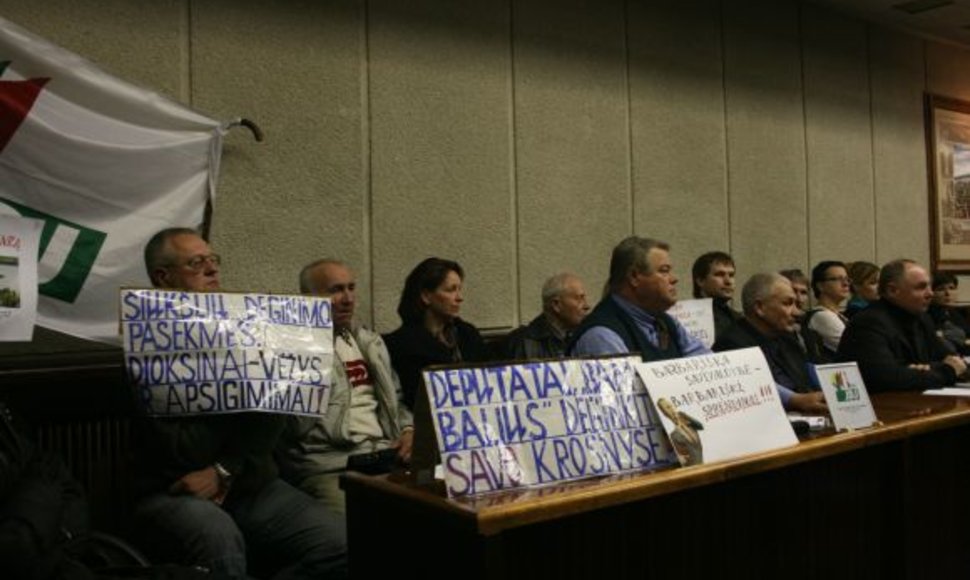 Protesto akcijos dalyviai į savivaldybės salę atsinešė plakatų prieš jėgainės statybas.
