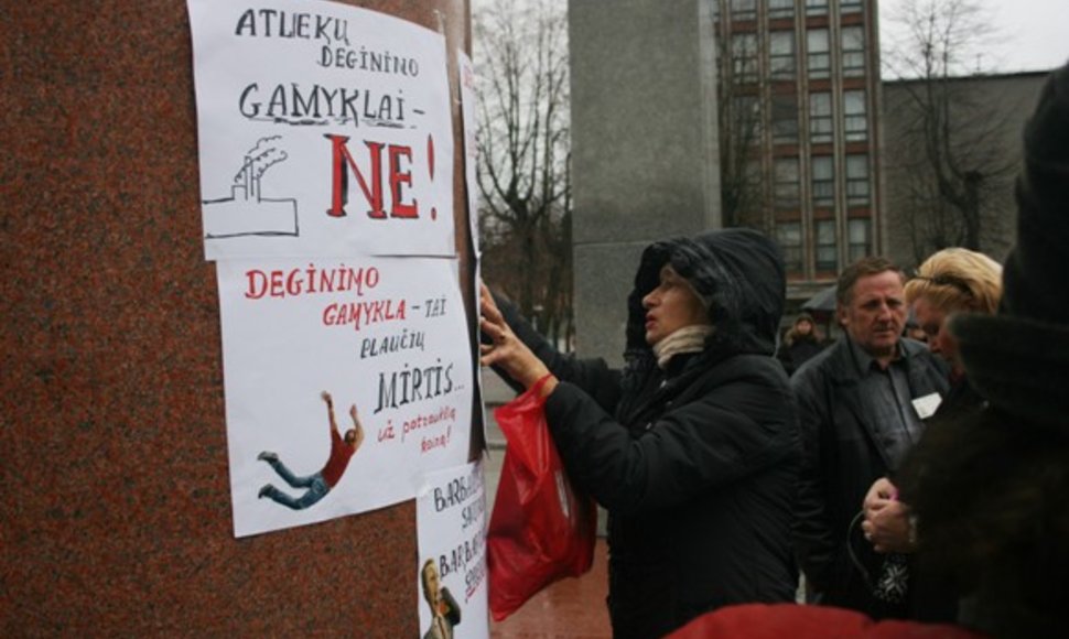  Piketuotojai prie paminklo kabino priešiškų nuomonių plakatus dėl planuojamų termofikacinės elektrinės statybų. 2010 m. lapkričio 6 d. 