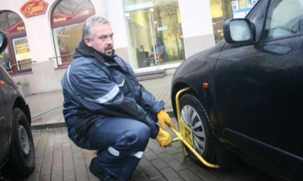 Automobilių stovėjimo kontrolierius R.Pocius teigė pastebėjęs, jog dažniausiai už automobilių statymą nesumoka įmonių direktoriai. 