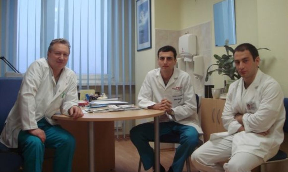 Georgij (dešinėje) ir Kakhaber (viduryje) stebėjo prof. dr. Artūro Razbadausko atliekamas oper acijas. 