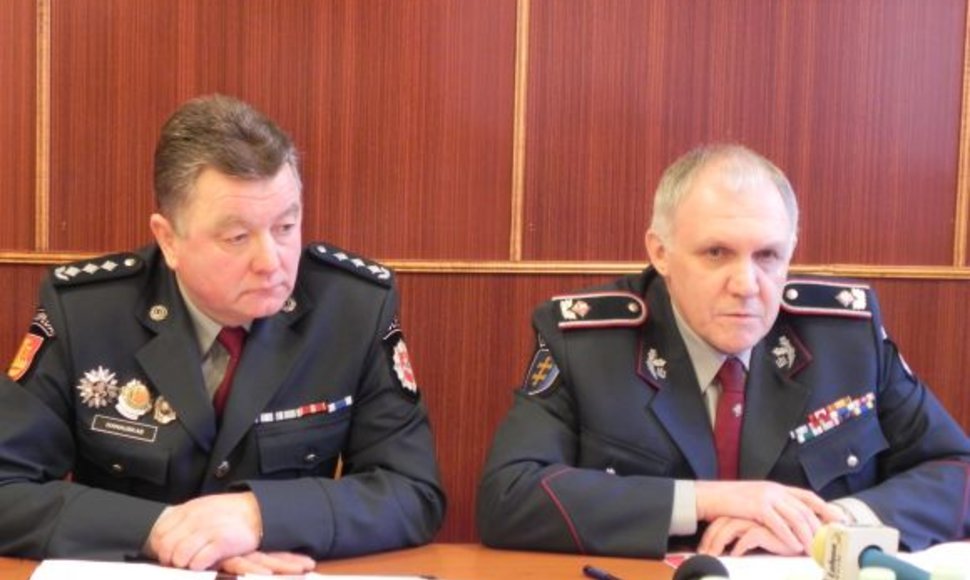 B.Ivanauskas (k.) ir V.Telyčėnas (d.) džiaugėsi, kad žmonių pasitikėjimas policija didėja. 