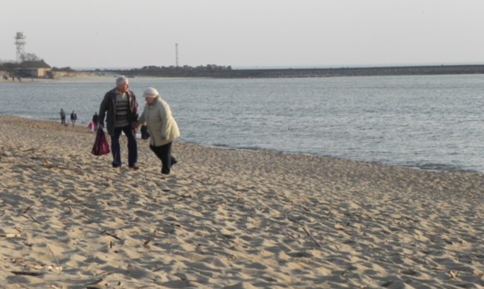 Romanti&scaron;kas pasivaik&scaron;čiojimas už rankučių. 2011 m. balandžio 3 d.