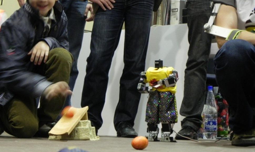 Margučių varžybose vaikai rungėsi su robotu.