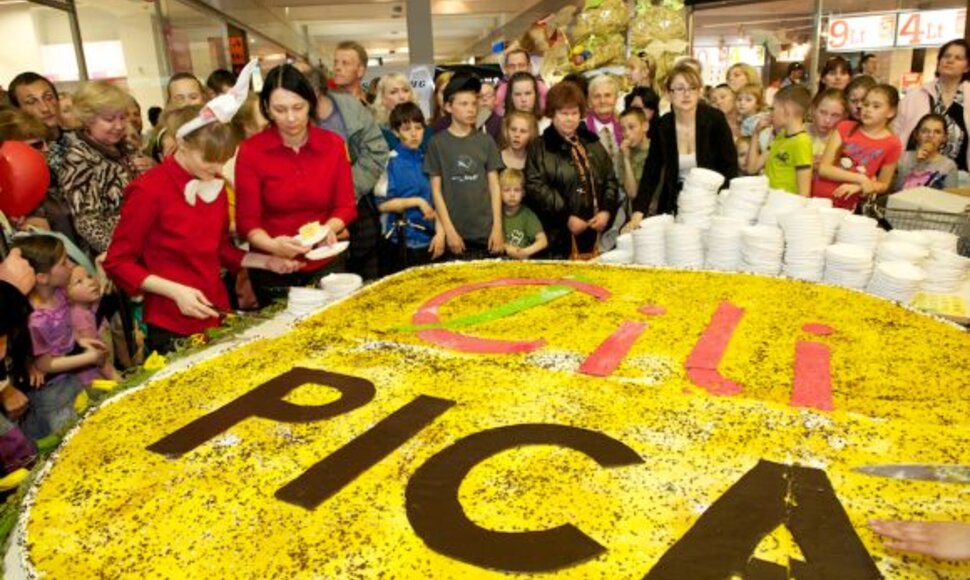 Velykinio pyrago biskvitui iškepti ir jogurtiniam kremui pagaminti prireikė 10 kilogramų miltų.