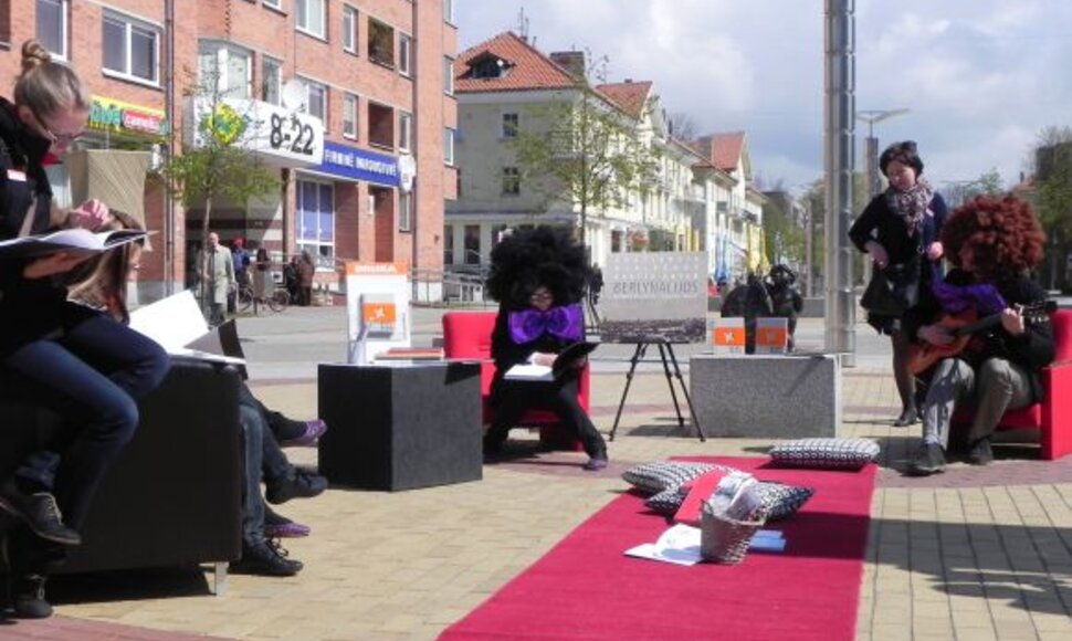 Biblioteka trumpam įsikūrė M.Mažvydo alėjoje.