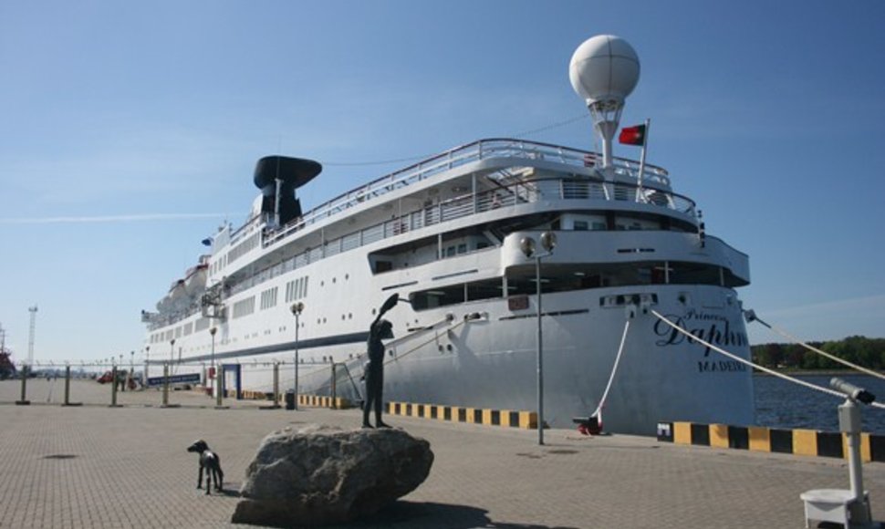 Klaipėdoje šeštadienį apsilankęs  pirmasis šiųmetinis kruizinis laivas „Princess Daphne“ atidarė kruizinės laivybos sezoną. 