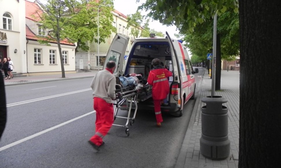 Vos be sąmonės apsvaigusį jaunuolį medikai iš H.Manto gatvės išgabeno į ligoninę.