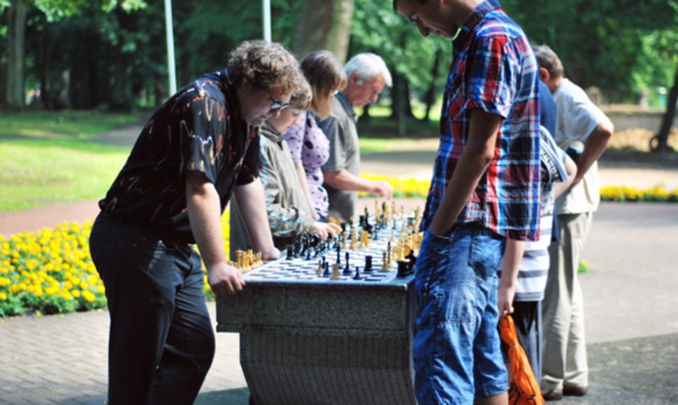 Ketvirtadienį Skulptūrų parke rinkosi šachmatų mėgėjai. 