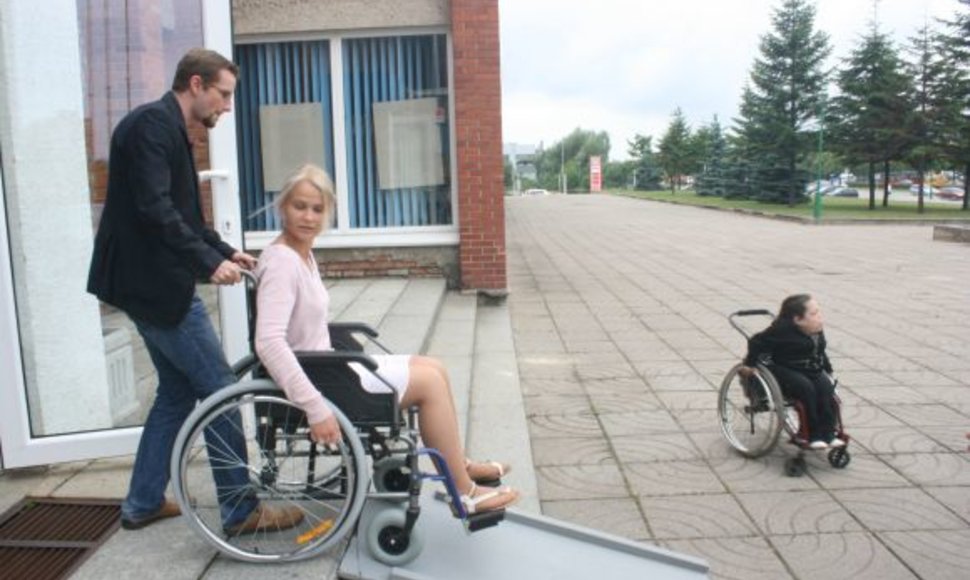 Sėdintis vežimėlyje neįgalusis be pagalbos uostamiestyje neišsiverstų. 