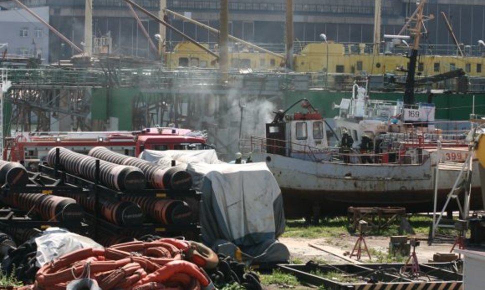 Klaipėdos laivų remonto įmonės teritorijoje užsidegė laivas.