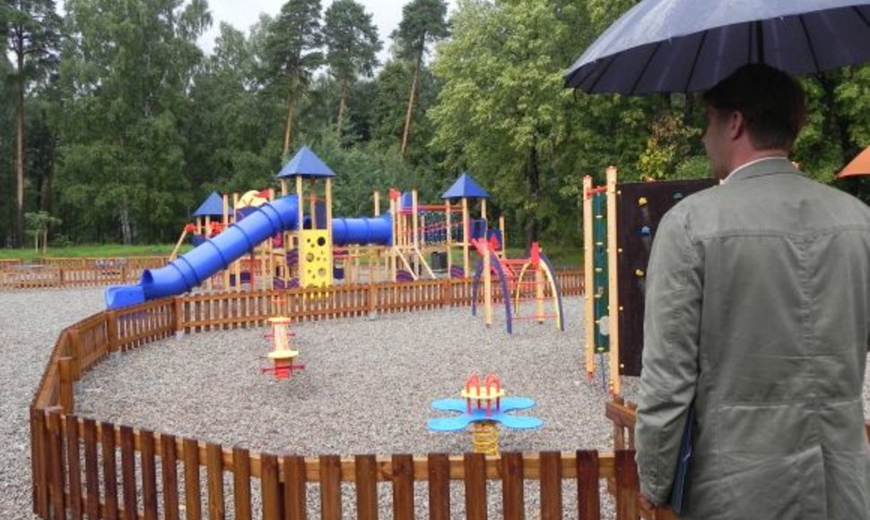 Parke įrengta moderni vaikų žaidimo aikštelė.