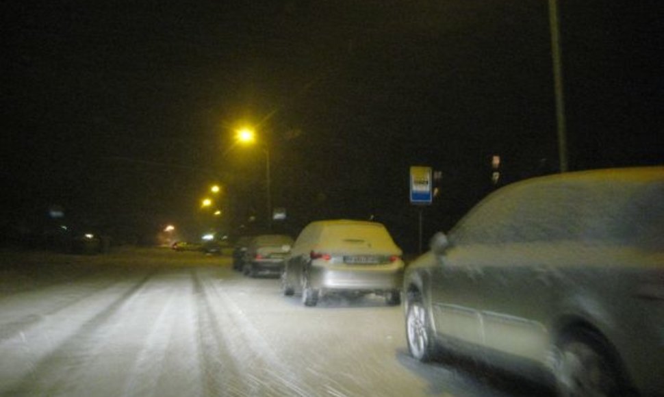 Eismo sąlygos Žemaitijoje labai sudėtingas - vietomis nematyti horizontalaus kelio žymėjimo.