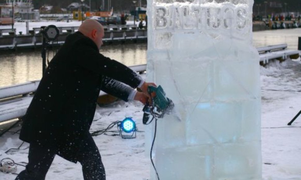 Skulptoriaus Mindaugo Tendziagolskio ledo šou pristatė naujus meninius akcentus Klaipėdoje.