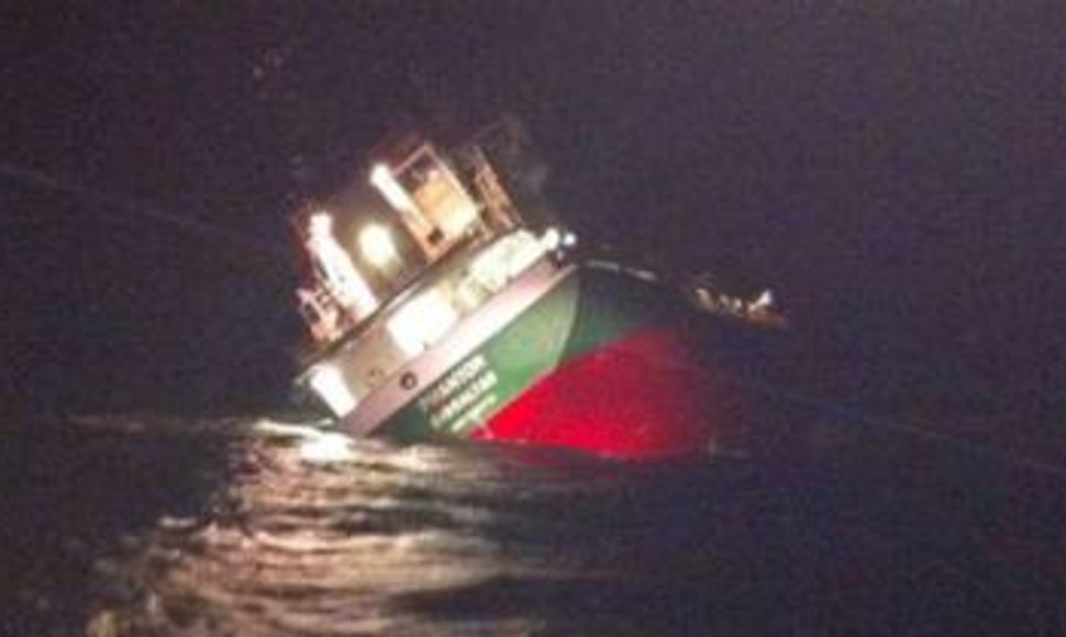 Prie Švedijos Elando salos skęsta krovininis laivas.