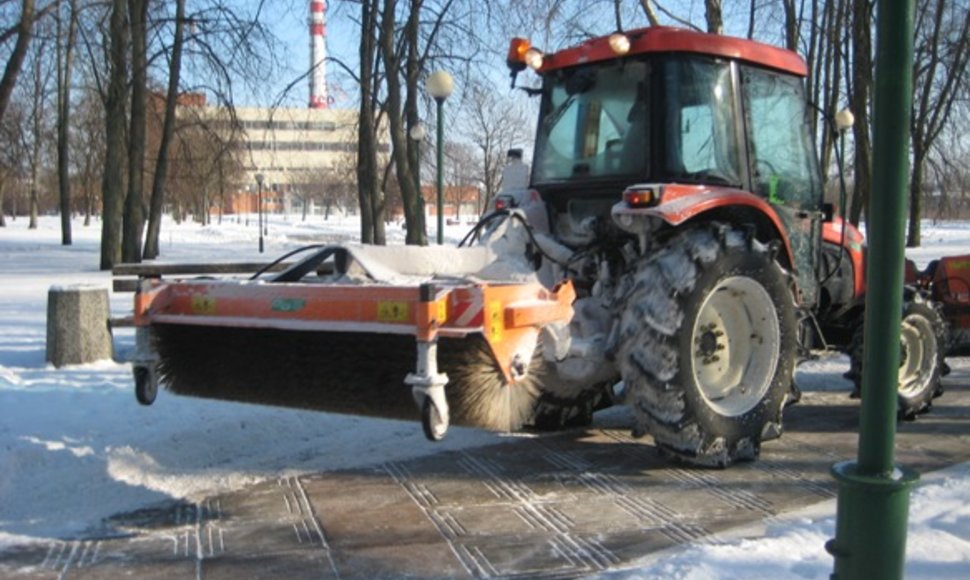 Klaipėdos kelius valančios bendrovės šią žiemą sunkiai susitvarkė su sniegu.