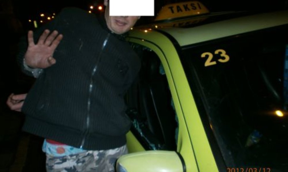 Girtas taksistas bandė papirkti pareigūnus