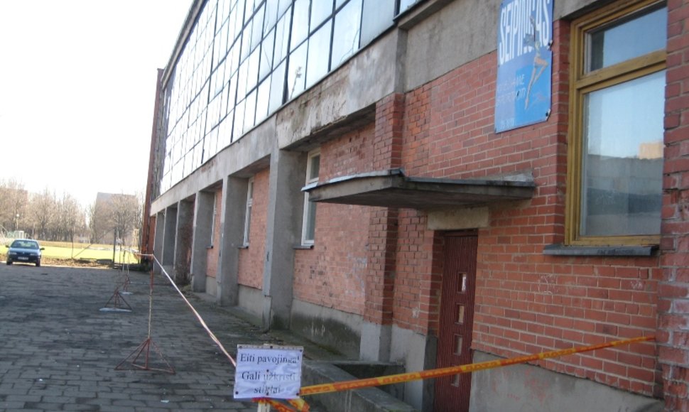 Klaipėdos futbolo mokyklos pastatas jau kelia pavojų praeiviams.