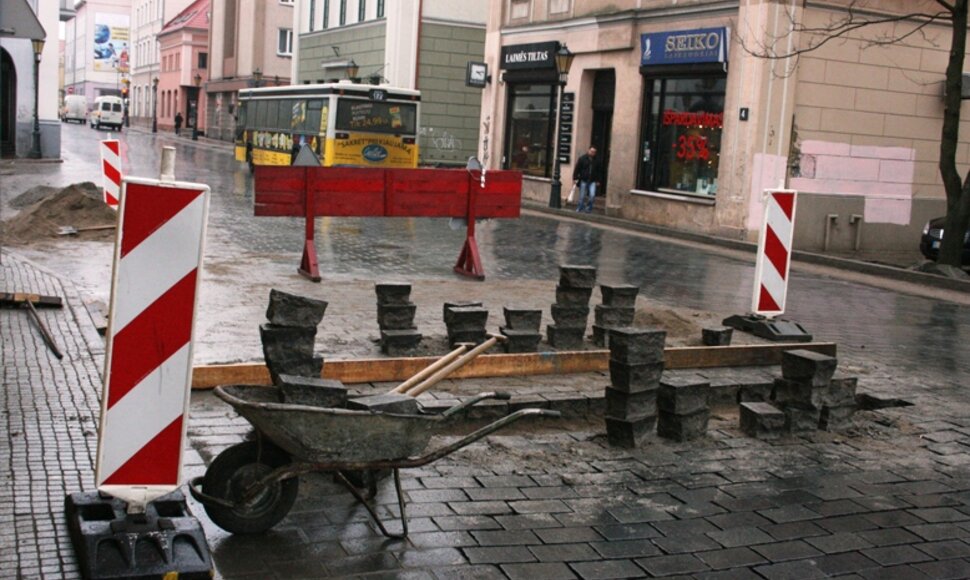 Po rekonstrukcijos prabėgus penkeriems metams Klaipėdos tiltų gatvė vėl tvarkoma.