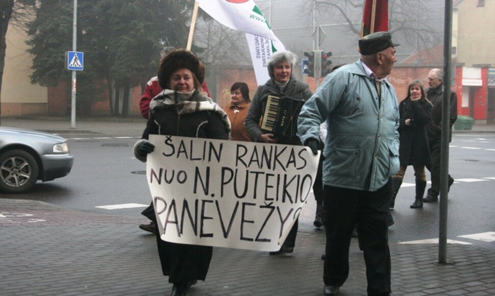 Į teismą Naglio Puteikio palaikytojai atėjo su plakatais ir armonikom.