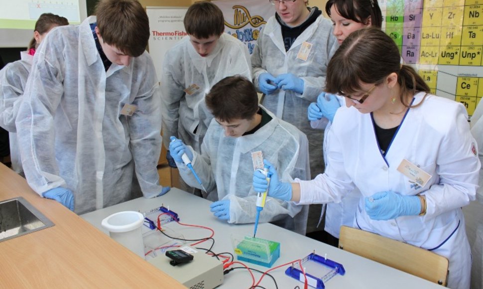 Mobilioji biomokslų laboratorija ketvirtadienį lankėsi Klaipėdoje.