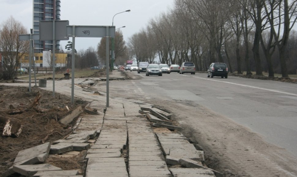 Minijos gatvės rekonstrukcijos darbai sudomino gretimų namų gyventojus.