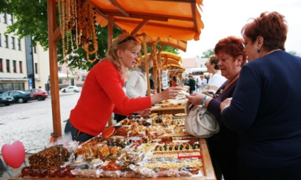 Geidžiamiausia turistų prekė - gintaras, kuriam atvykėliai negailėja ir šimtų eurų.