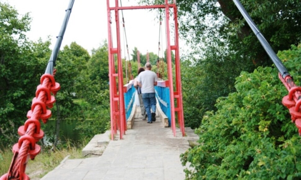 Šventosios tiltas jau visai susenęs, nepaisant to nebetinkamu naudoti tiltu šiltosiomis dienomis pereina tūkstančiai poilsiautojų