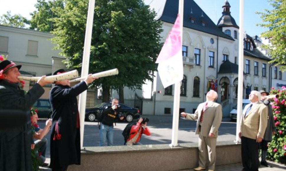 „Europiados" vėliavą pakėlė Klaipėdos meras Rimantas Taraškevičius ir Tarptautinio „Europiados“ komiteto prezidentas Bruno Peeters.  