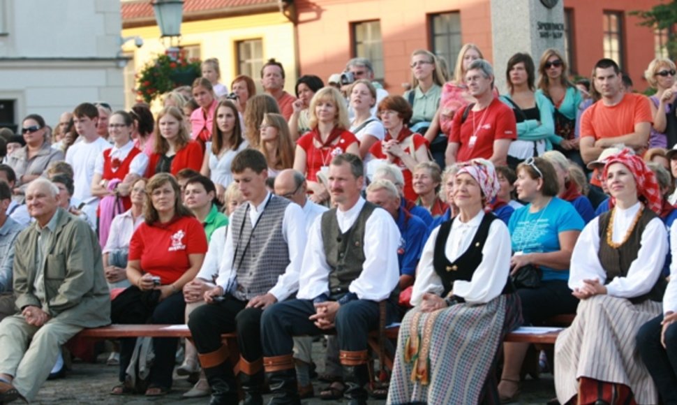 Šventėje dalyvauja folkloro ansambliai iš 24 šalių. 