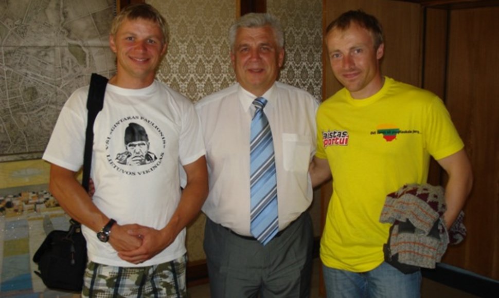P.Paulionį (kairėje) bei M.Jovaišą (dešinėje) išlydėjęs meras Rimantas Taraškevičius linkėjo visakeriopos sėkmės. 