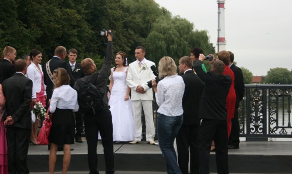 Šią vasarą šurmuliuojantys vestuvininkai Klaipėdos senamiestyje – įprastas vaizdas. Vien šį savaitgalį žiedus sumainė daugiau nei trys dešimtys jaunavedžių porų. 