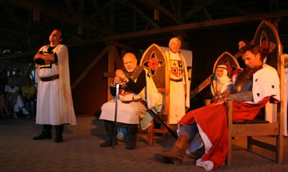 Pirmajam lietuviškam vaidinimui prisiminti parodytas P.Bielskio režisuotas spektaklis „Vytautas pas kryžiuočius”, pagal Maironio pjesę. 