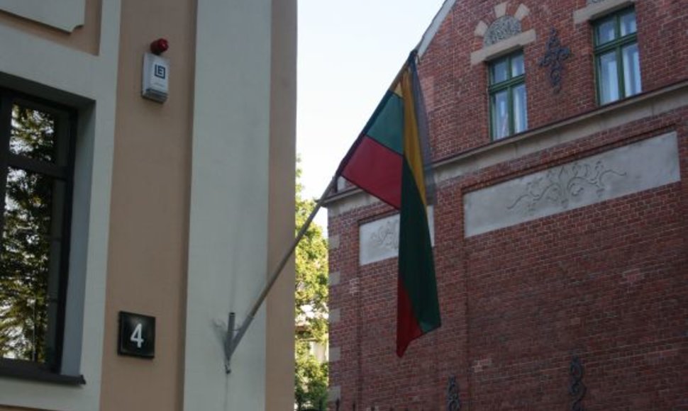 Ant Klaipėdos teritorinės muitinės pastato plevesavo juodu kaspinu perrišta trispalvė. 