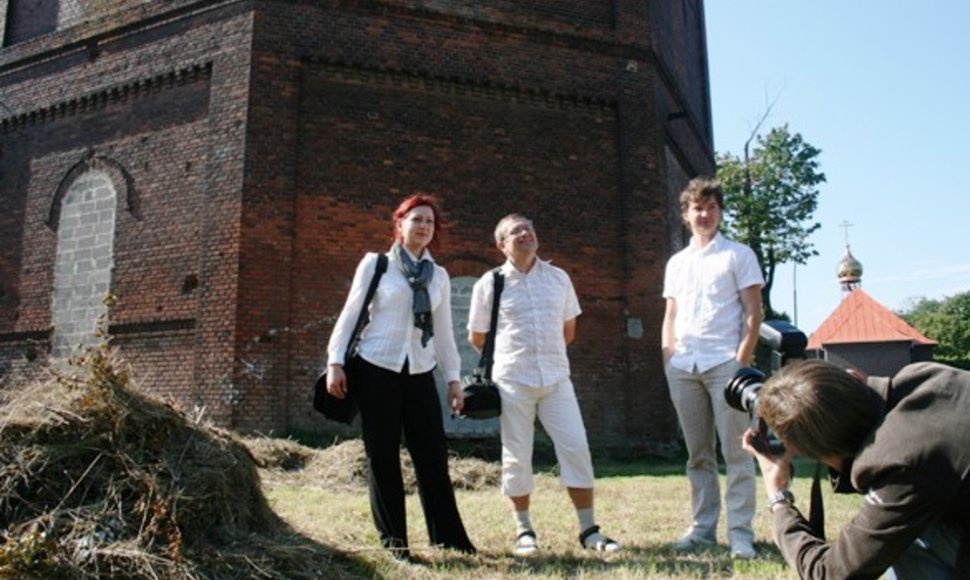 Anot renginių organizatorių Rūtos Varnaitės, Andriaus Palec (dešinėje) ir statinių šeimininko Sauliaus Balčiūno, buvęs Dujų fabrikas gali tapti patrauklia kultūrine erdve. 