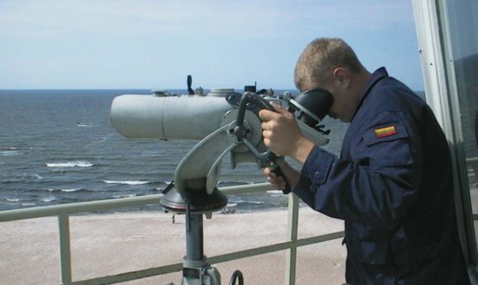 Jūros ir pakrančių stebėjimo tarnybos posto karys stebi kontaktus jūroje.