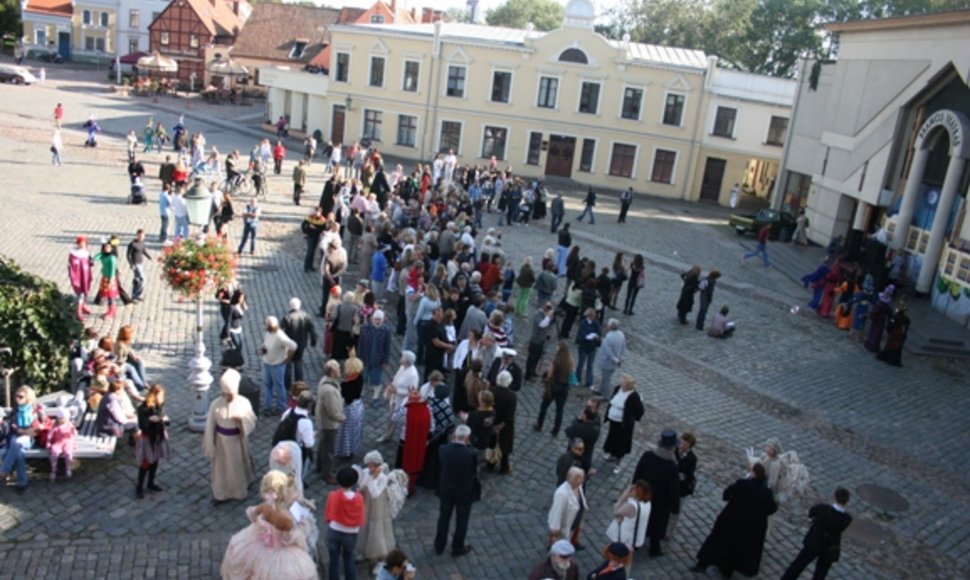 Dramos teatro kolektyvo surengta akcija susidomėjo ir ją palaikė vos keli šimtai klaipėdiečių.